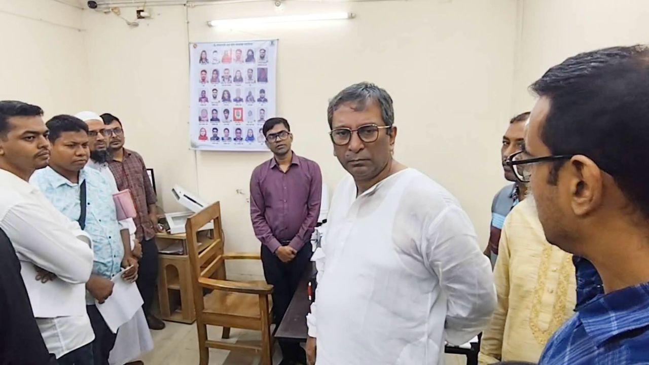 চাঁদপুর পাসপোর্ট অফিসে এমপির ঝটিকা অভিযান, ৩ দালাল আটক