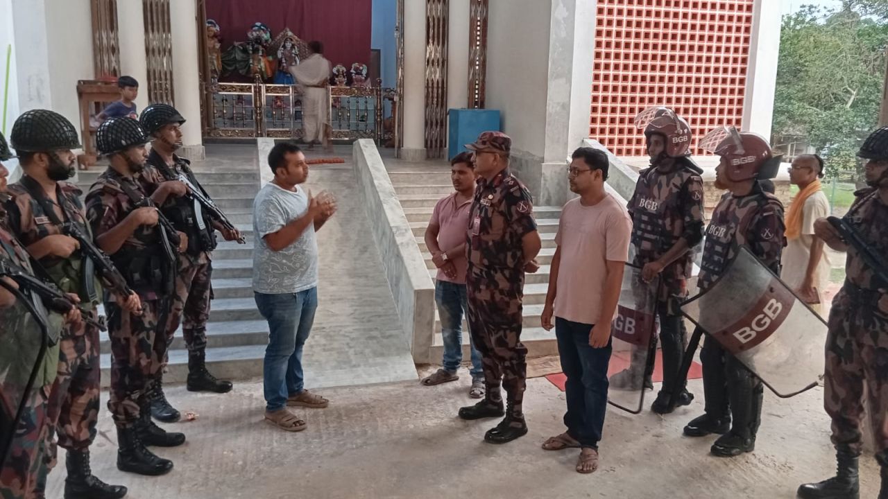 বেনাপোলে বিভিন্ন পূজামণ্ডপ পরিদর্শনে বিজিবির সিও