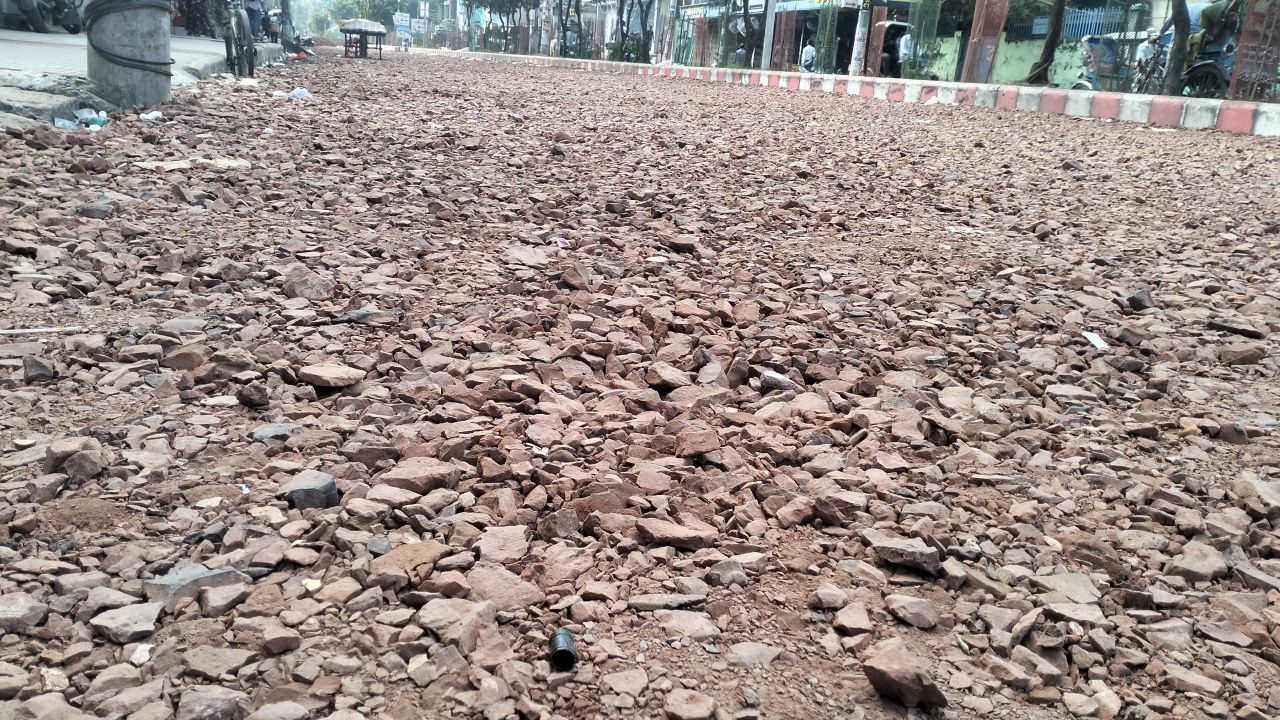 উন্নয়নের ছোঁয়া বরিশালের বটতলা সড়কে