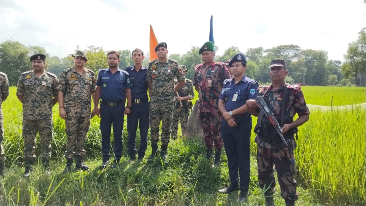 সীমান্ত পার হতেই আটক: পতাকা বৈঠকে পুলিশ ফেরত