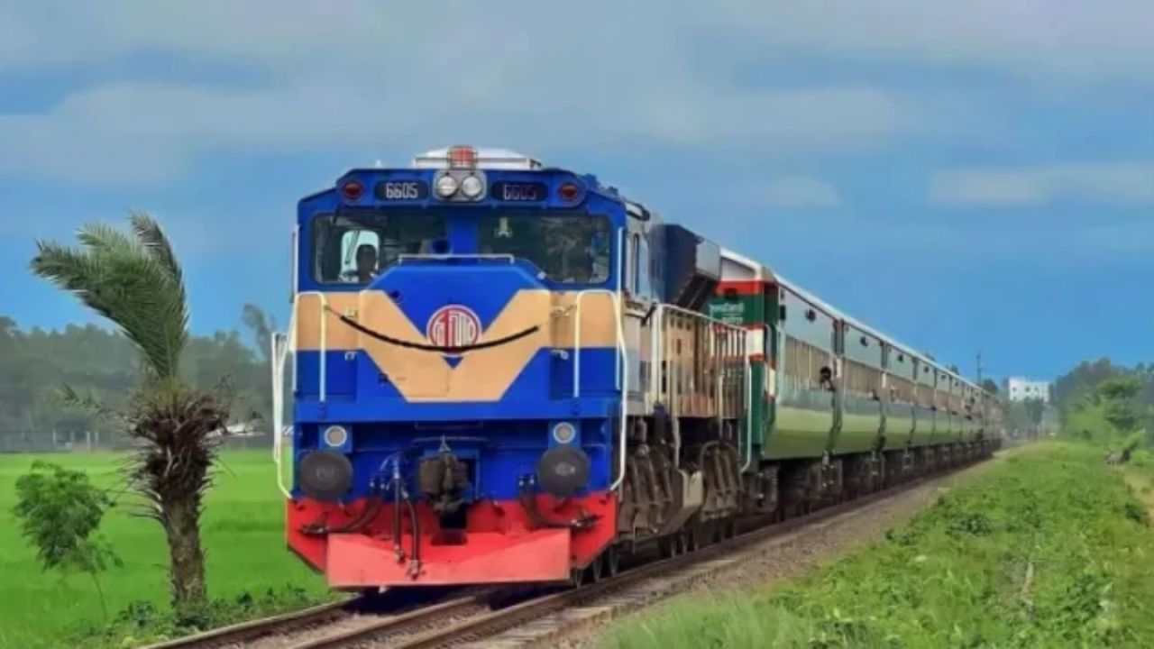 ভারত থেকে এল বাংলাদেশ রেলওয়ের প্রথম চালানের কোচ