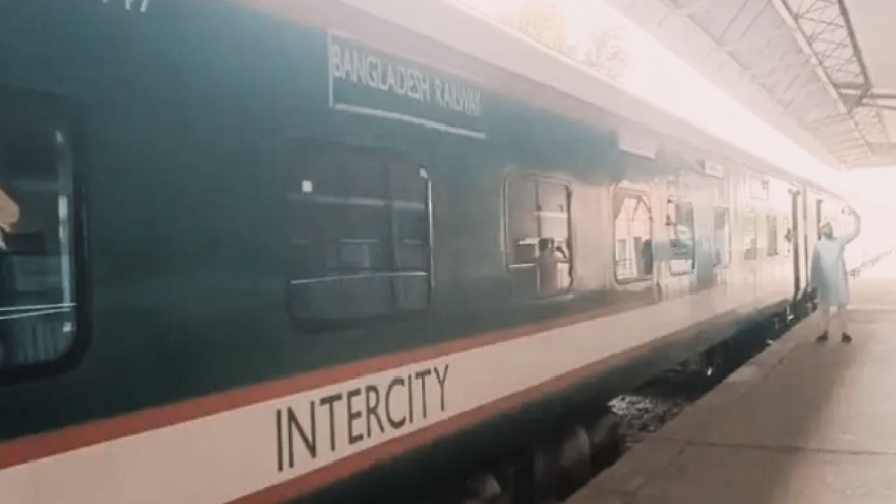 ভারত থেকে এলো ১৮টি আধুনিক রেলকোচ