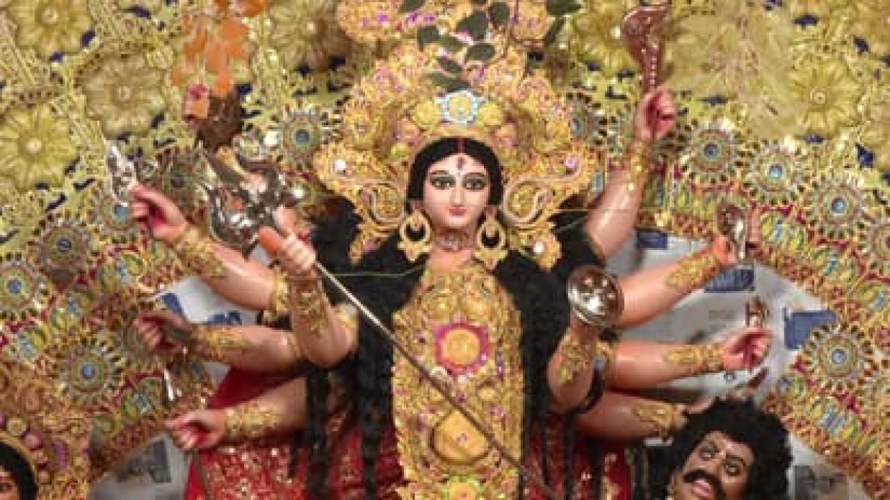 মহাষষ্ঠীতে উৎসবের মহাসূচনা: থিমের চমক ও ঐতিহ্যের টান
