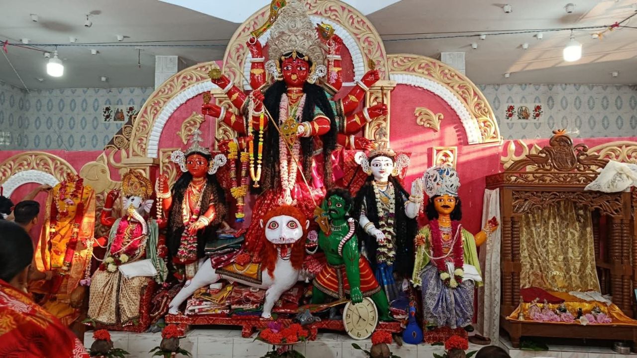 লাল দুর্গা: তিন শ বছরের ঐতিহ্যে আজও জাগ্রত দেবী