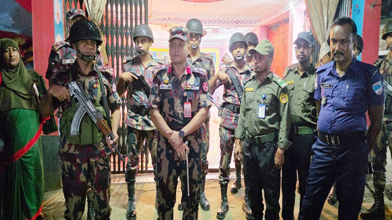 দুর্গাপূজার নিরাপত্তায় সীমান্তের ৯ মণ্ডপ পরিদর্শন করল ২১ বিজিবি