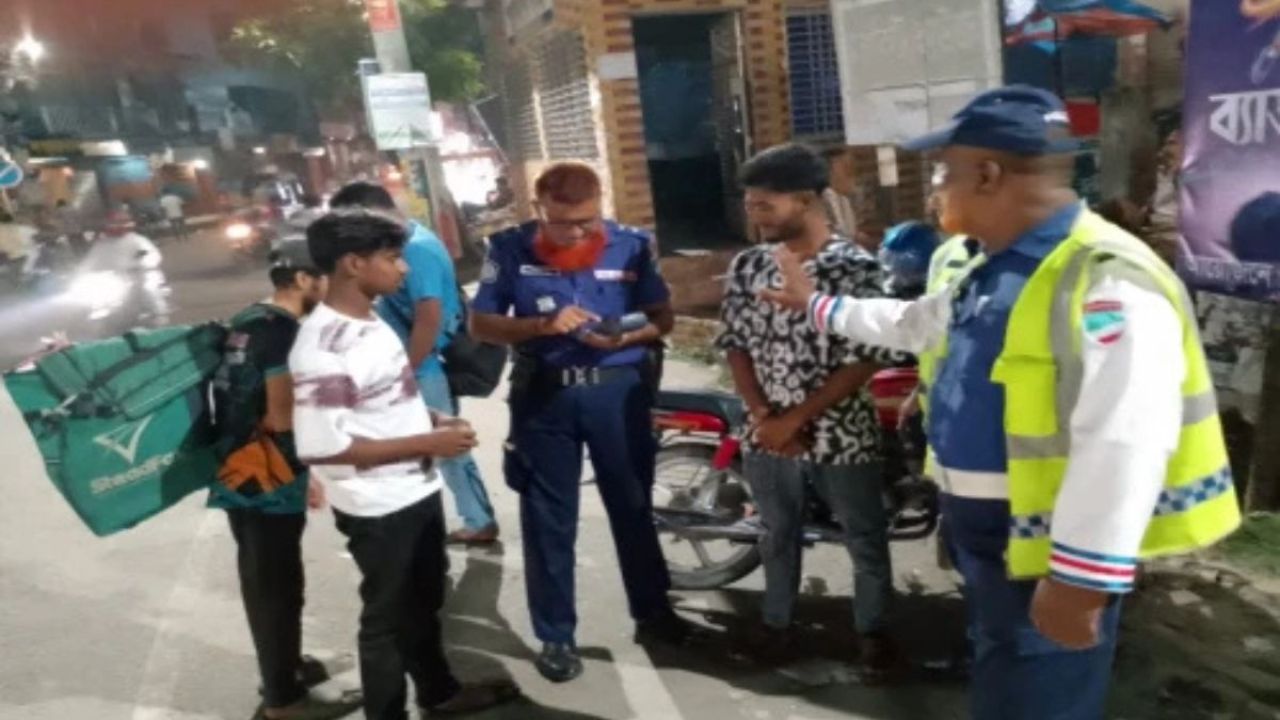 চুয়াডাঙ্গায় ট্রাফিক পুলিশের অভিযান, জরিমানা ৮২ হাজার