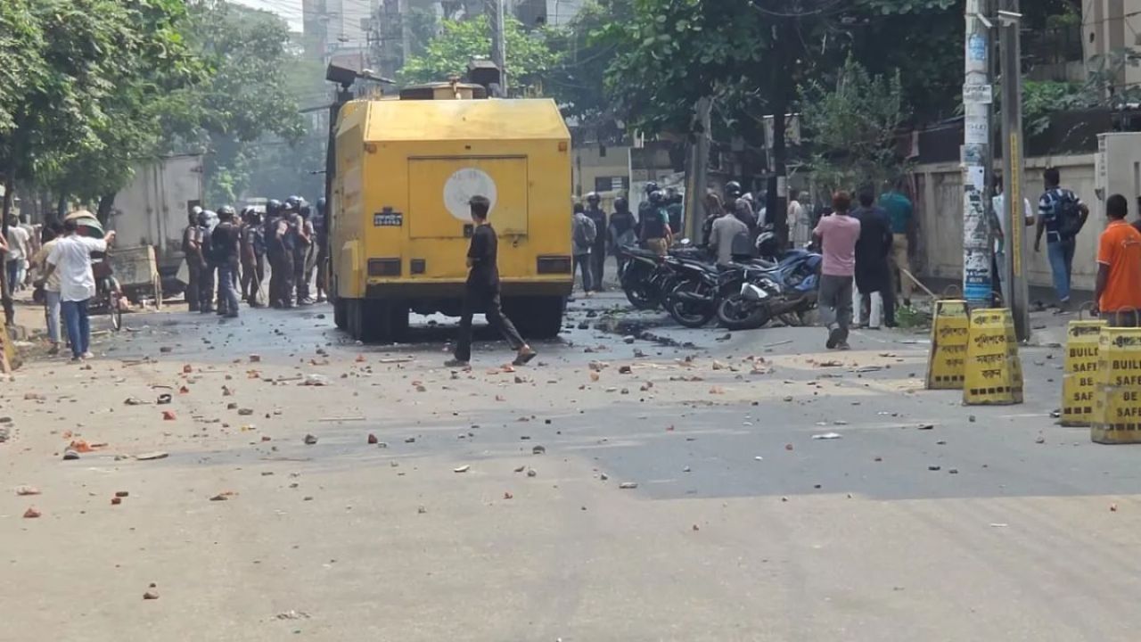 উত্তরায় বকেয়া ও বেতনের দাবিতে শ্রমিক-পুলিশ সংঘর্ষ