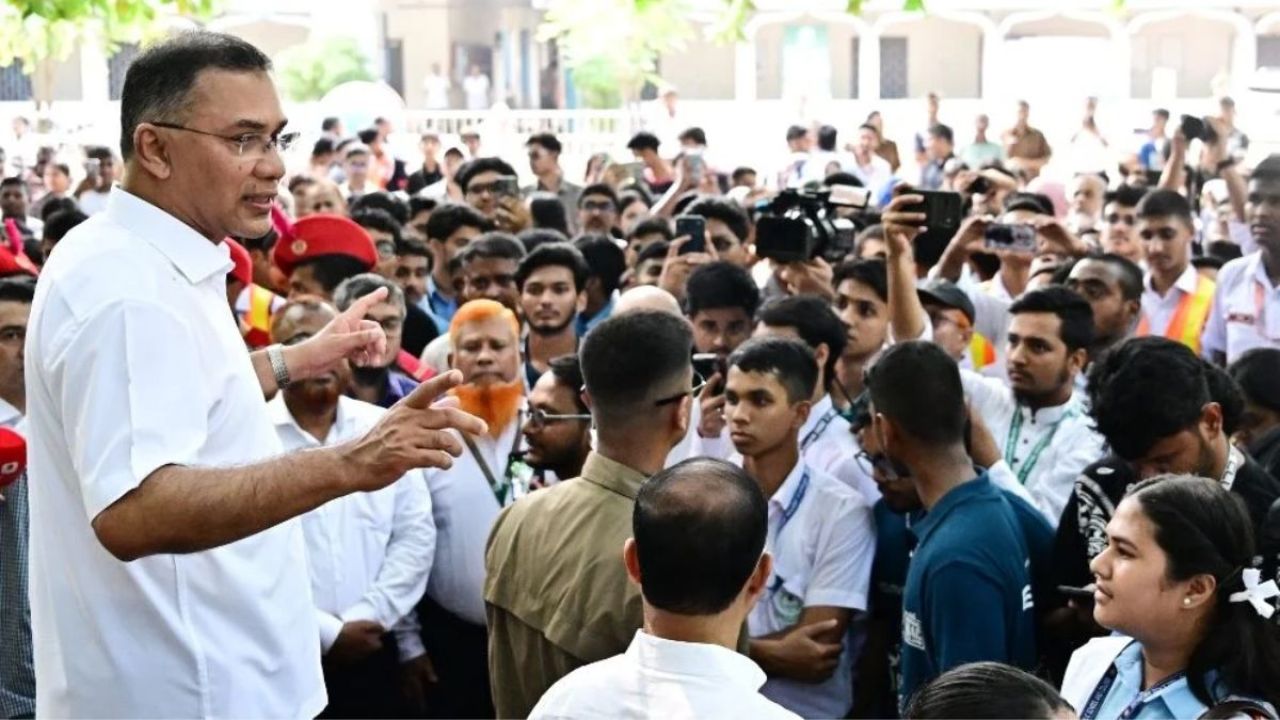 নিজের পুরোনো কলেজে হঠাৎ হাজির প্রধানমন্ত্রী