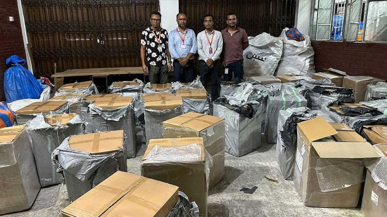 শাহজালাল ও শাহ আমানতে সোয়া তিন কোটির পণ্য জব্দ