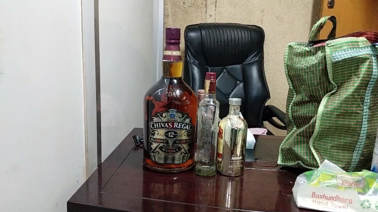 শ্যামলী বাস কাউন্টারে কাস্টমসের অভিযান: বিদেশি মদ উদ্ধার