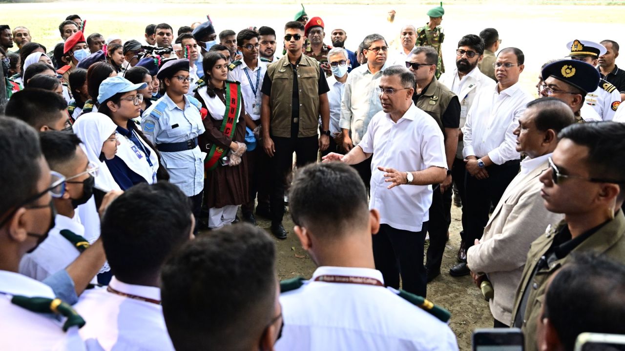 সাড়ে চার ঘন্টায় ১৩ জায়গা পরিদর্শন প্রধানমন্ত্রীর