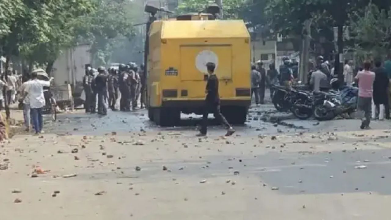 ভাঙচুর-সংঘর্ষে রণক্ষেত্র উত্তরার: পুলিশের গাড়ি ভাঙচুর, সাউন্ড গ্রেনেড প্রয়োগ