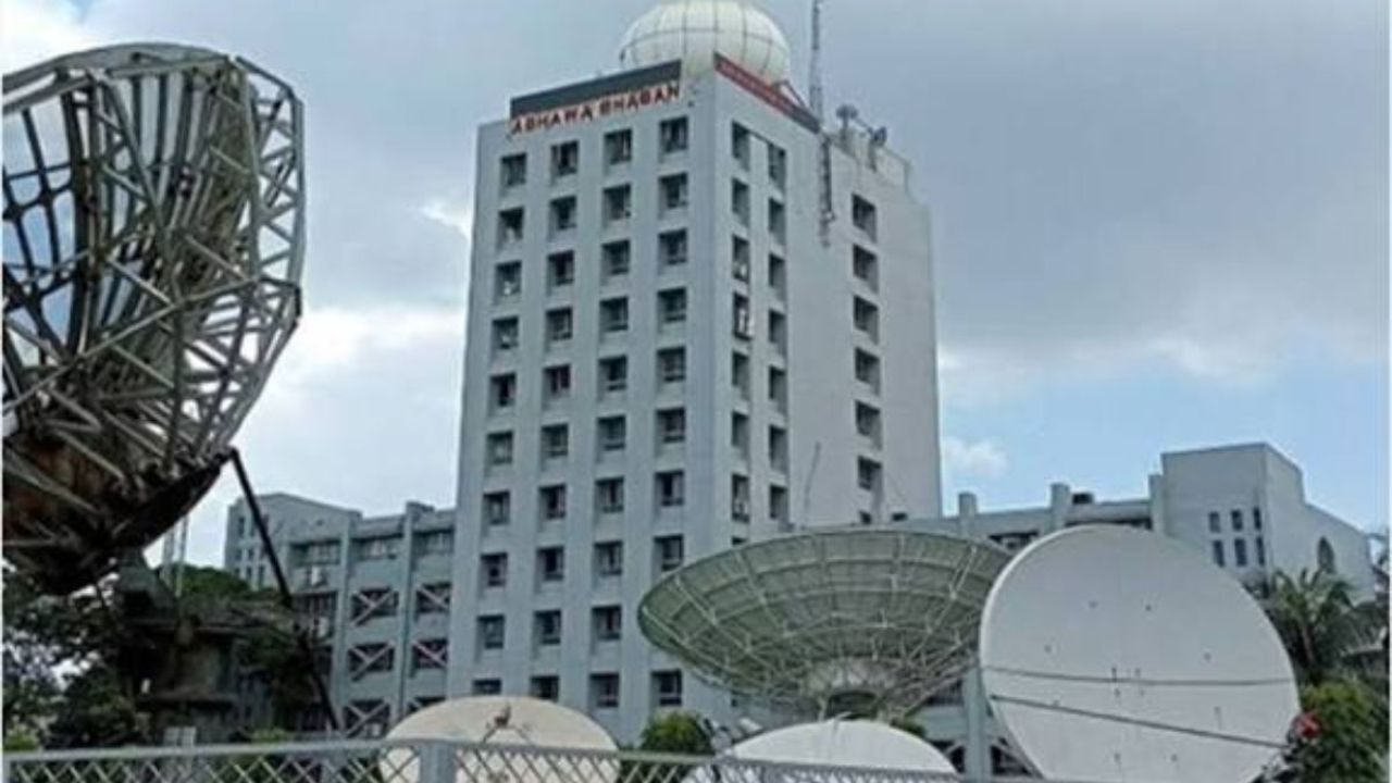 শুষ্ক আবহাওয়ায় ঢাকার আকাশে মেঘের আনাগোনা