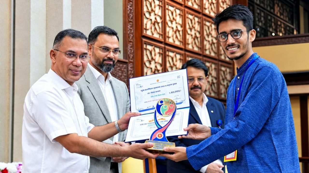 স্মার্টফোন দিয়ে ভাগ্য বদলে জাতীয় সম্মাননা রিয়াদের