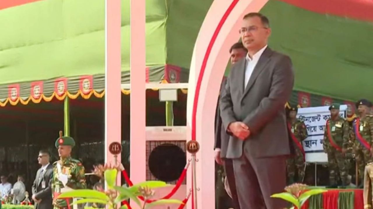 নাবাহিনীর ৭ ইউনিটকে জাতীয় পতাকা দিলেন প্রধানমন্ত্রী
