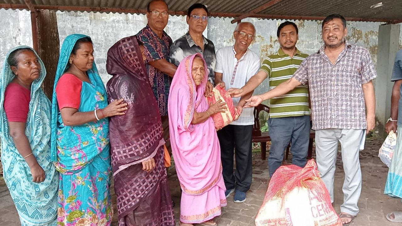 শারদীয় দুর্গোৎসবে সনাতন ধর্মাবলম্বীদের মাঝে খাদ্যসামগ্রী বিতরণ