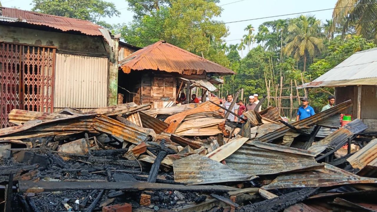 আগুনে পুড়ল দোকান ও বসতঘর, ক্ষতি ২০ লাখ