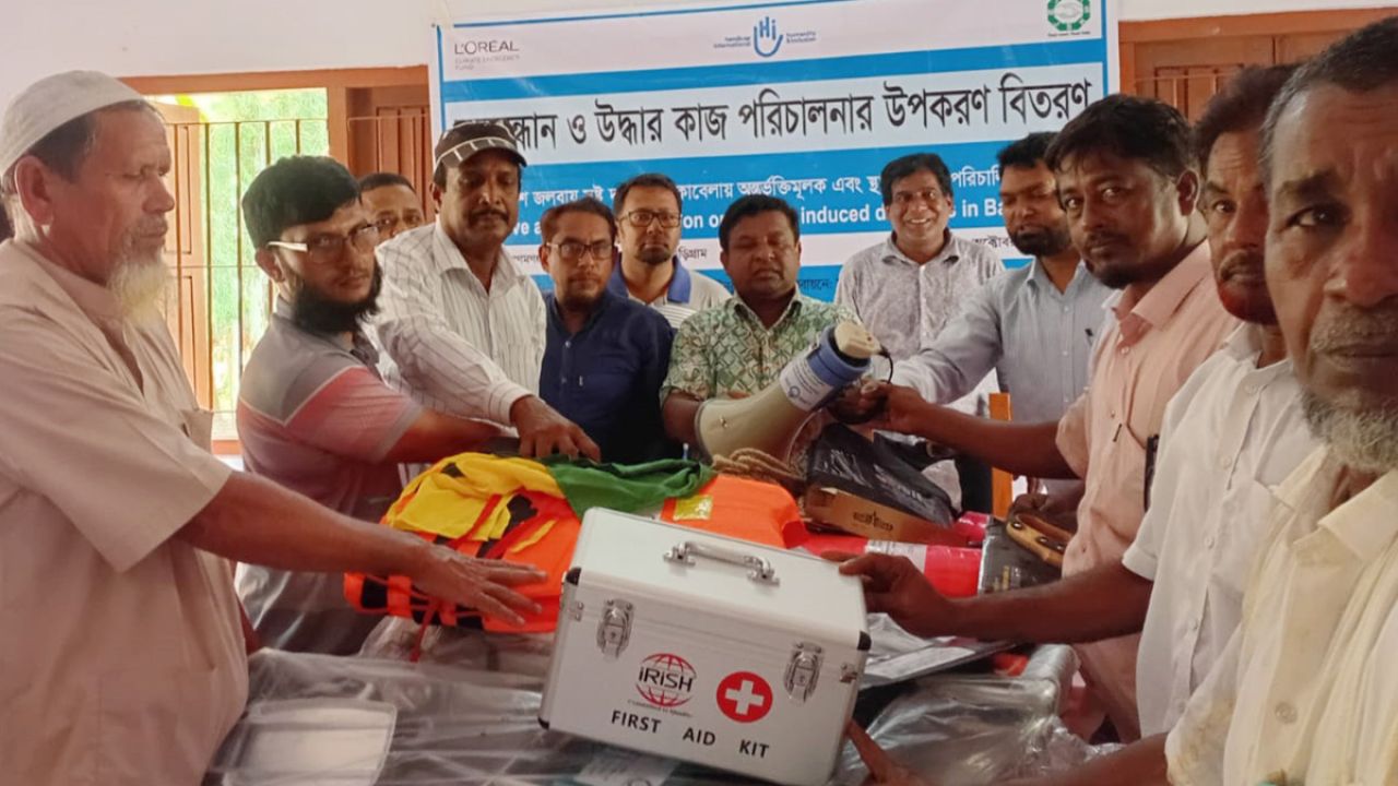 কুড়িগ্রামে দুর্যোগকবলিত তিন ইউনিয়নে উদ্ধার সরঞ্জাম বিতরণ