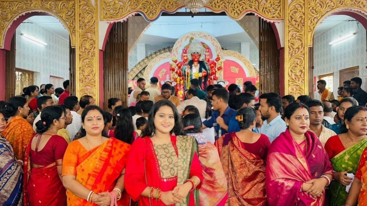 চায়ের সবুজে দুর্গোৎসবের রং ১০২৩ মণ্ডপে