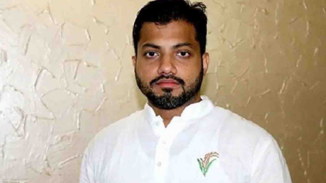 মন্ত্রিসভা থেকে ইশরাককে পদত্যাগের নির্দেশ