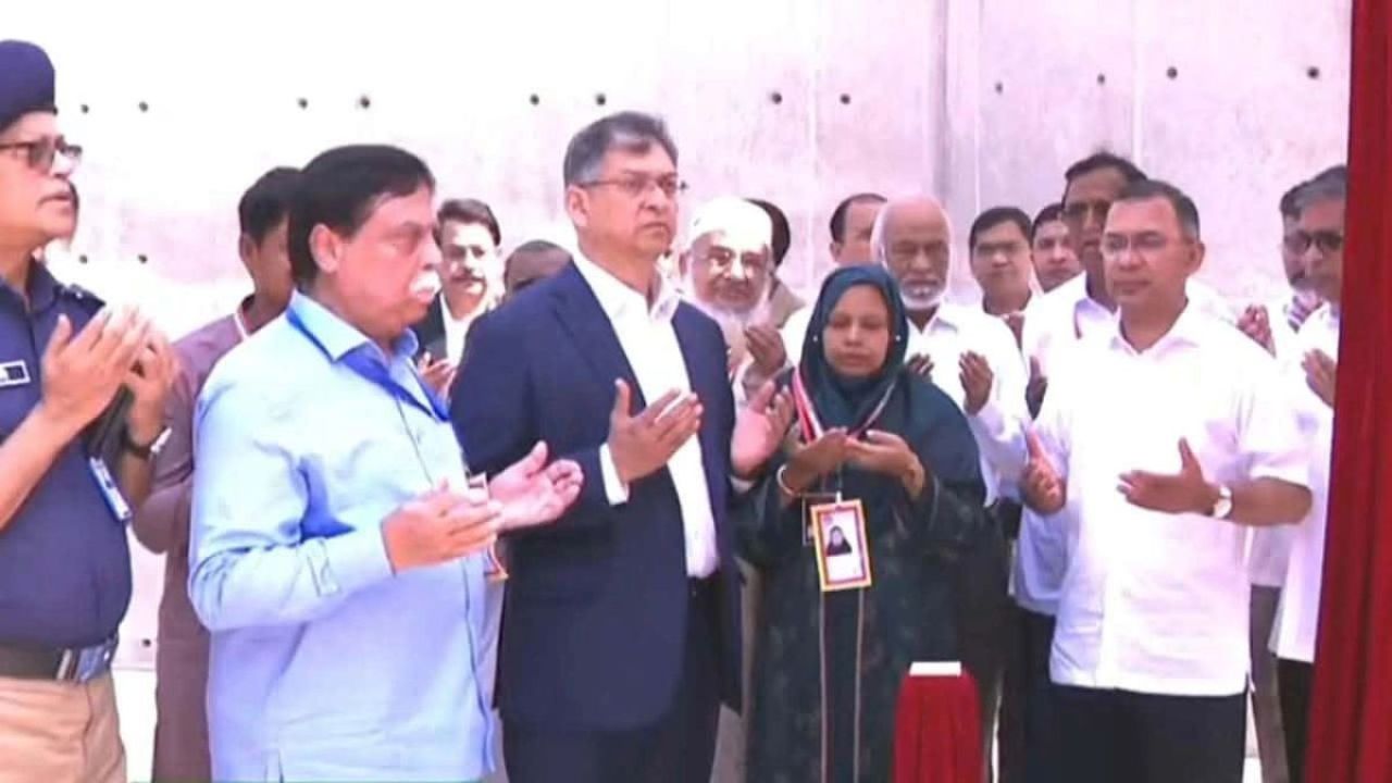 ওসমানী উদ্যানে ‘জুলাই স্মৃতিস্তম্ভ’ উদ্বোধন করলেন প্রধানমন্ত্রী