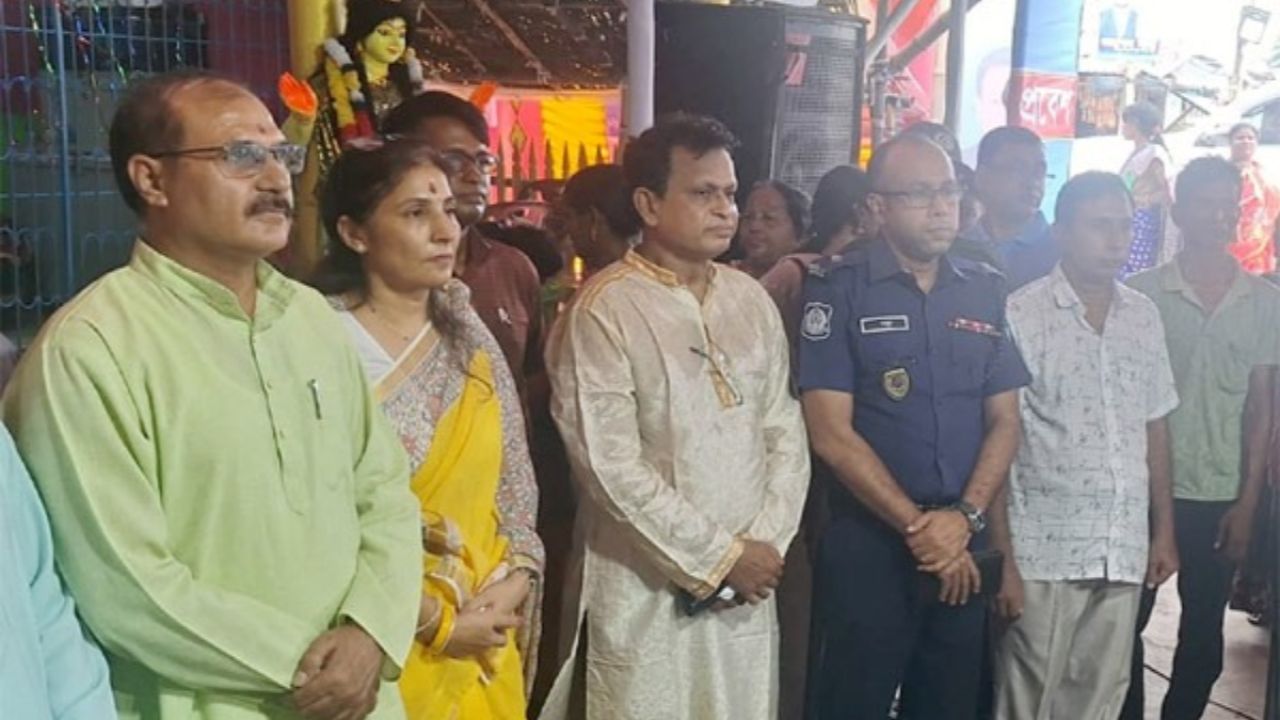 চিতলমারীর পূজা মণ্ডপে ভারতীয় সহকারী হাইকমিশনার