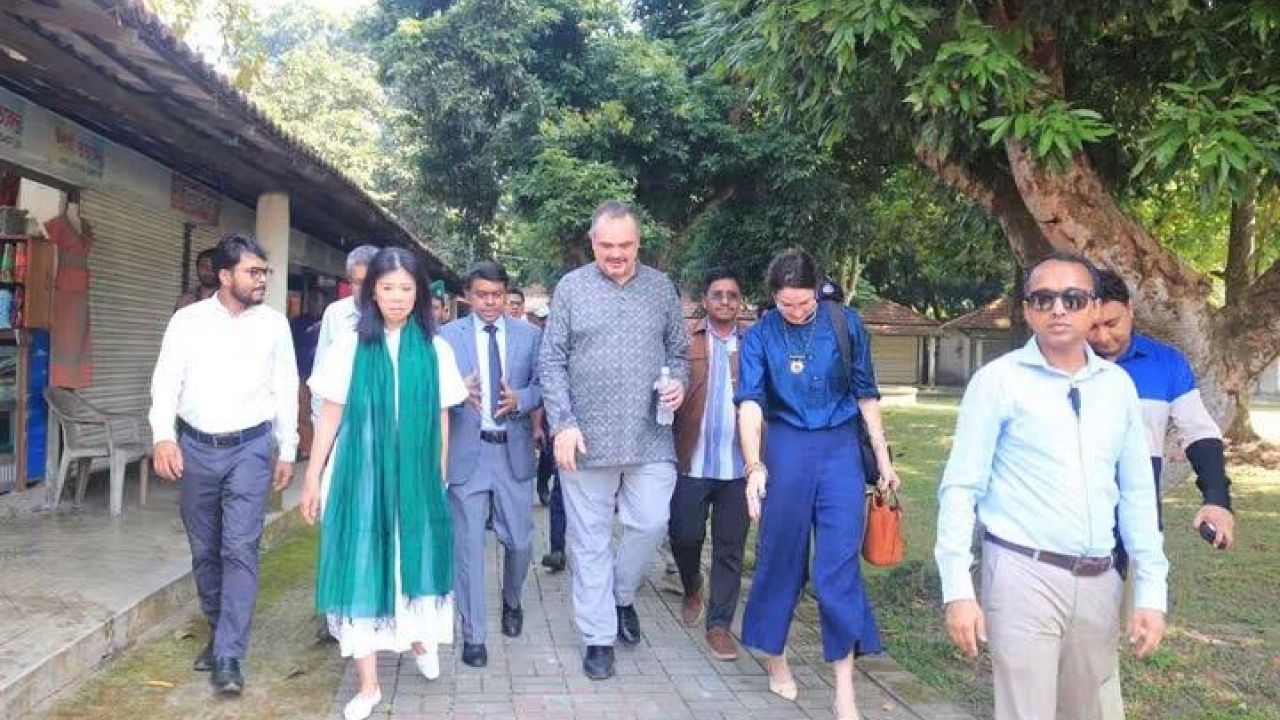 সোনারগাঁয়ে বাংলাদেশ লোক ও কারুশিল্প ফাউন্ডেশন পরিদর্শনে মার্কিন রাষ্ট্রদূত