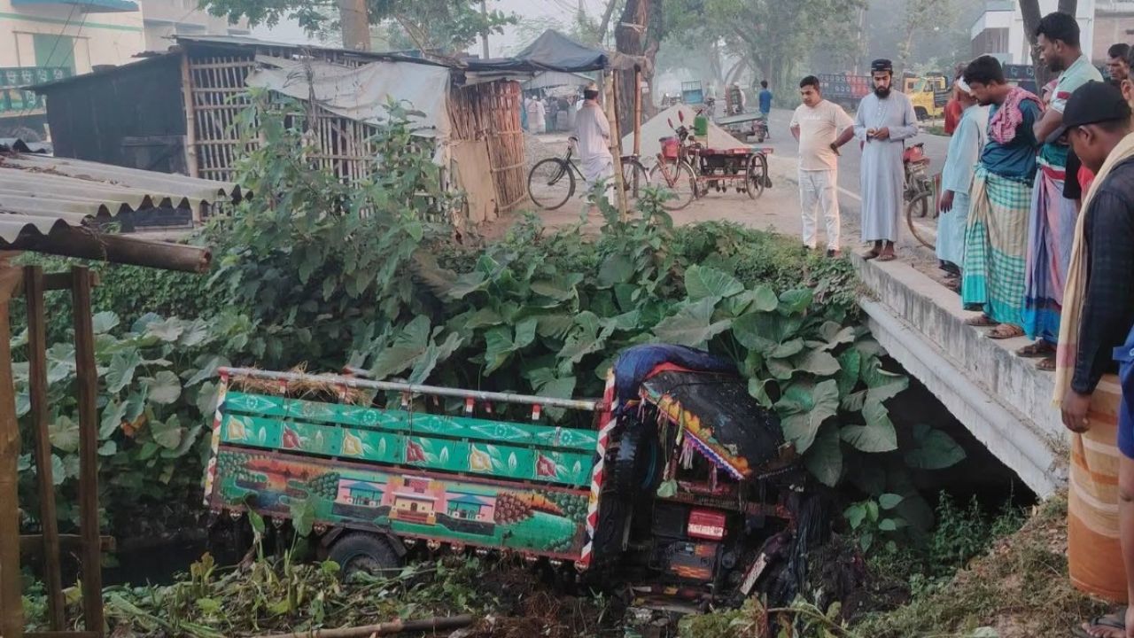 চুয়াডাঙ্গায় গরুবহনকারী আলমসাধু খাদে পড়ে নিহত ১