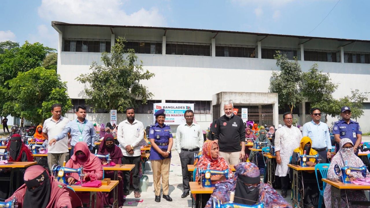 জামালপুরে ১০০ অসচ্ছল নারী পেলেন বিনামূল্যে সেলাই মেশিন