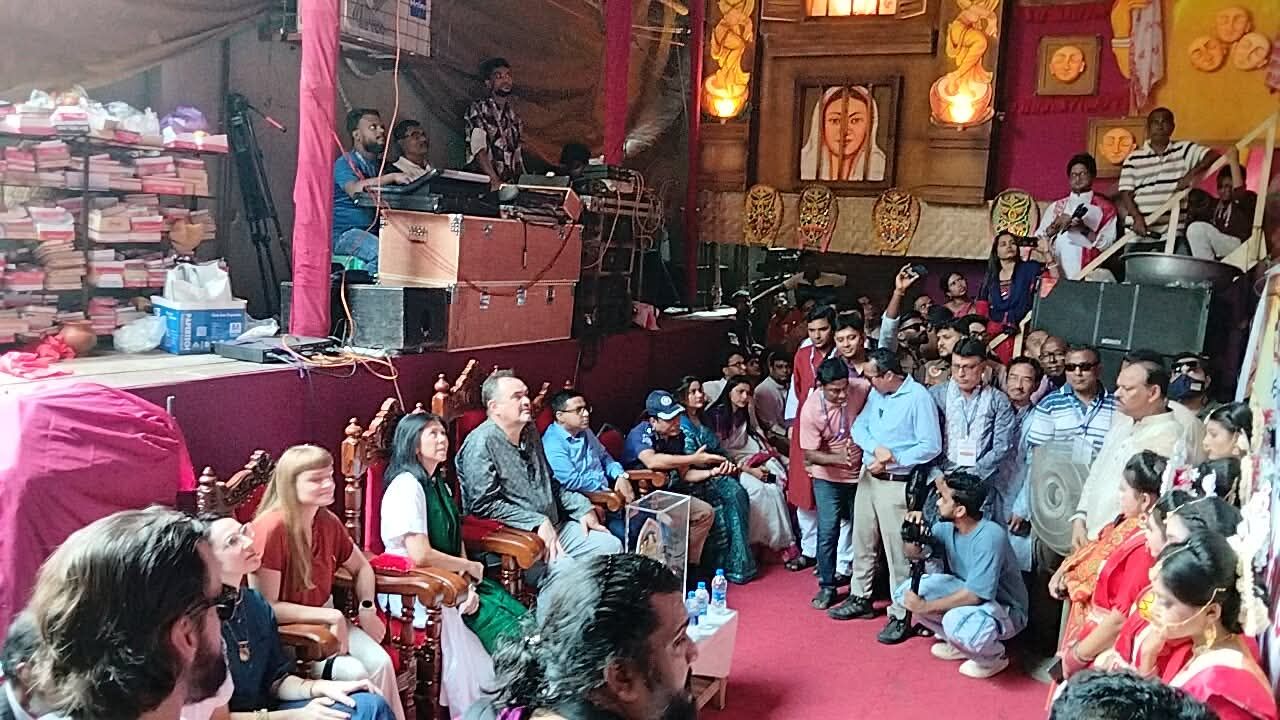 নারায়ণগঞ্জের পূজামণ্ডপে মার্কিন রাষ্ট্রদূত
