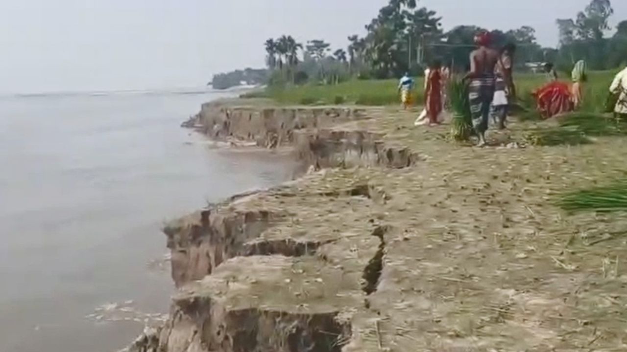 রৌমারীতে ব্রহ্মপুত্রের তীব্র ভাঙন: নদীগর্ভে ১৭ পরিবার