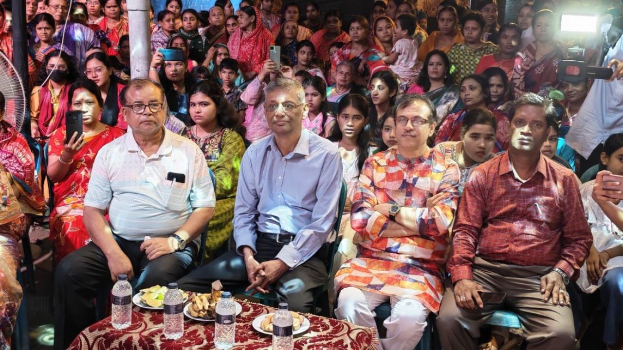 পলাশে দূর্গা মন্ডপ পরিদর্শনে সংবাদ সম্পাদক