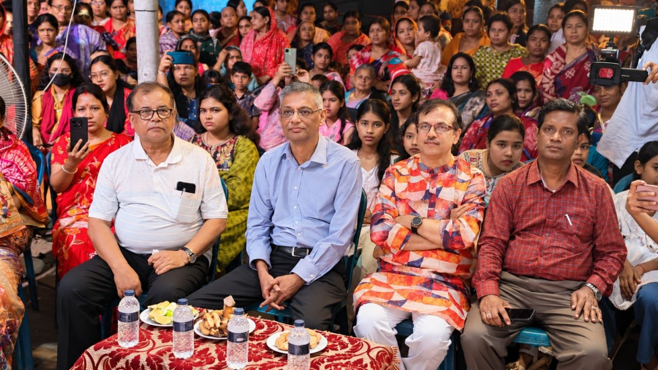 পলাশে দূর্গামণ্ডপ পরিদর্শনে সংবাদ সম্পাদক