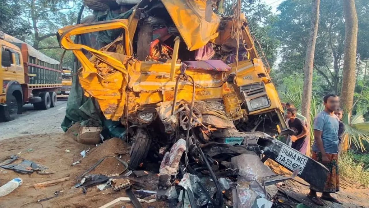 নাটোরে বাস-ট্রাক সংঘর্ষে নিহত বেড়ে ১৪, আহত ২০