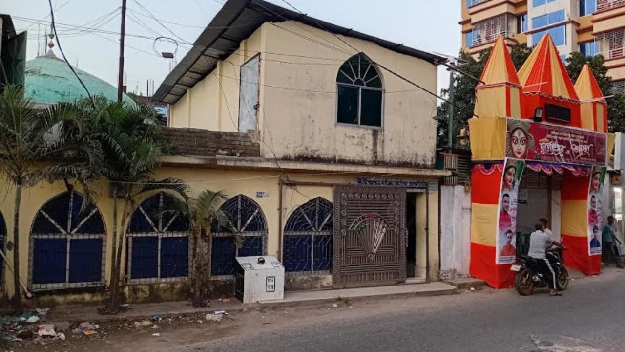 সম্প্রীতির অনন্য দৃষ্টান্ত : একই জমিতে মসজিদ ও মন্দির