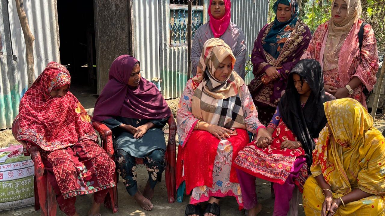 মা-বাবা হারা ৫ বোনের দায় নিলেন সভাপতি শিলা