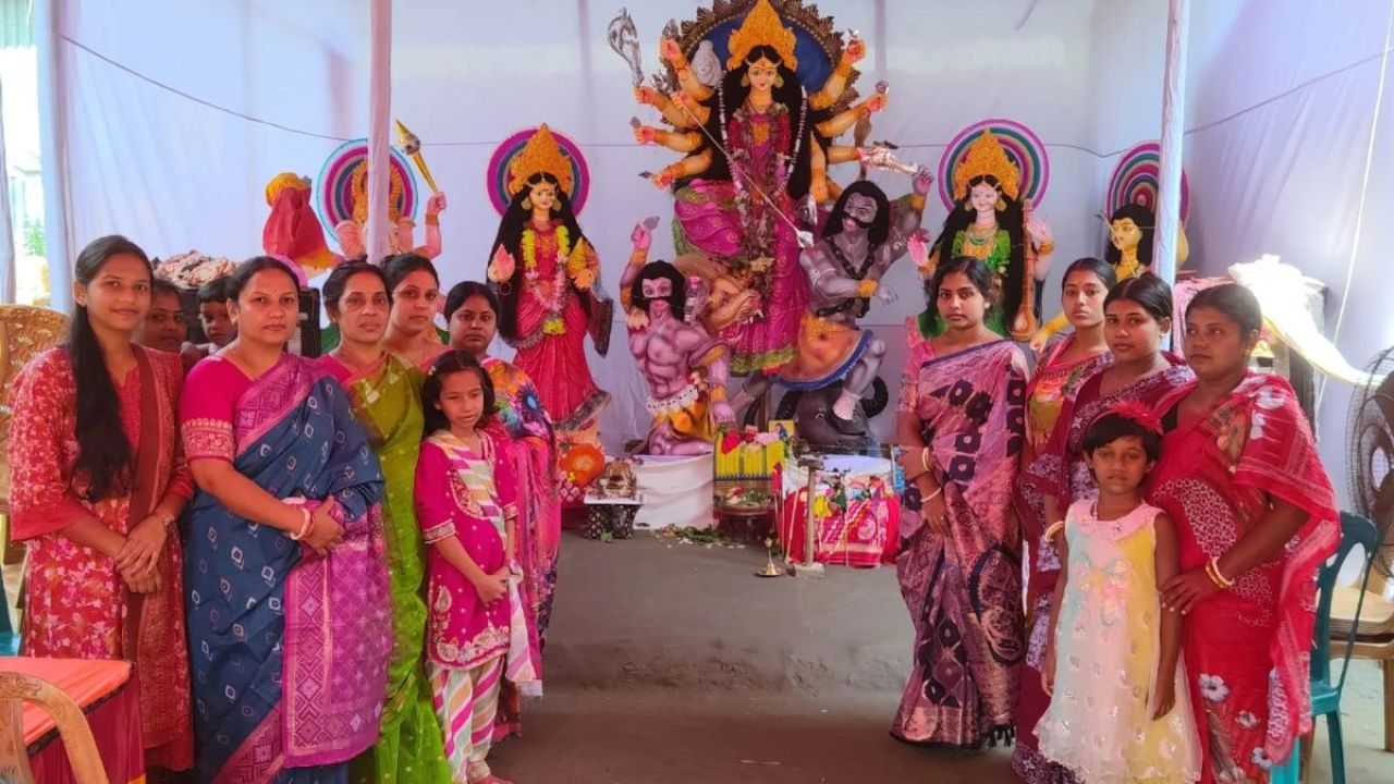 কুসংস্কার ভেঙে বৈষম্য দূর : ১১ বছর ধরে নারীদের উদ্যোগে দুর্গাপূজা
