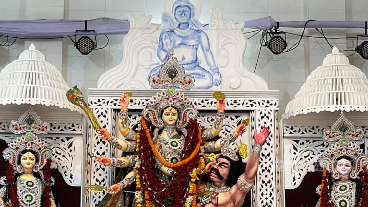 ঢাকের বাদ্যে সিদ্ধেশ্বরীতে মহানবমী, সন্ধ্যায় ধুনুচি নাচ