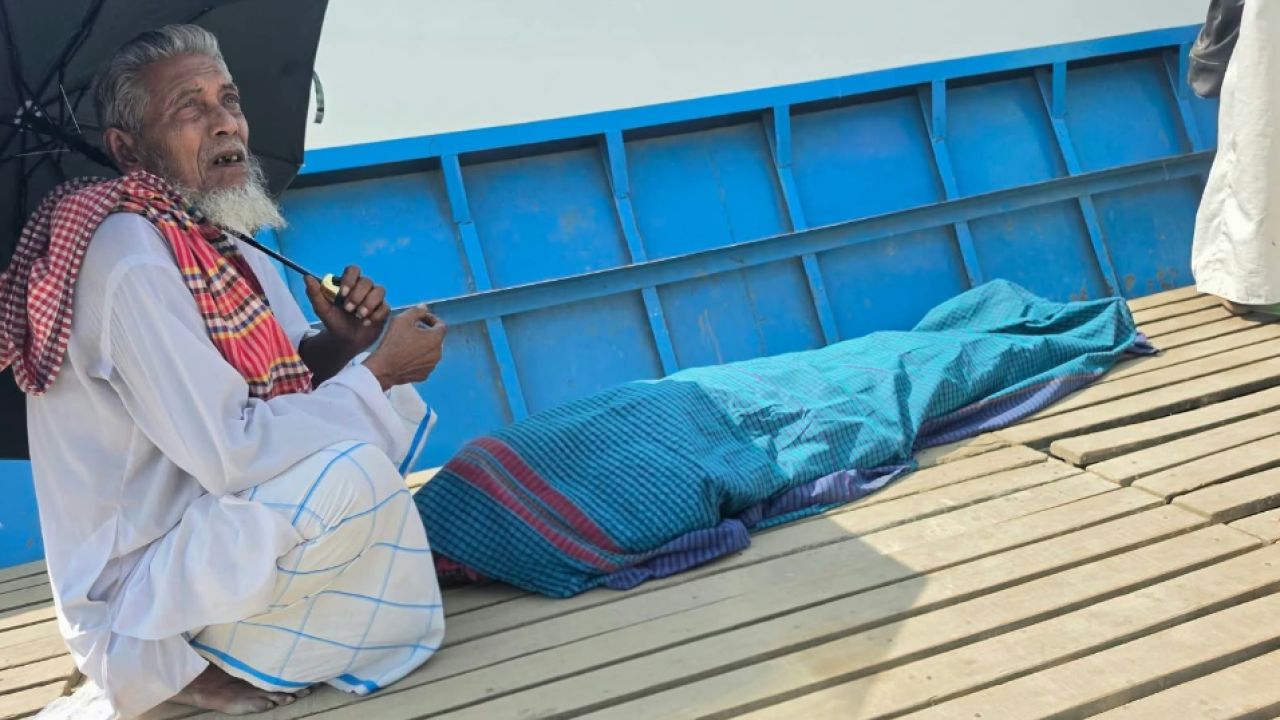 ডাক্তারের খোঁজে ট্রলারে যাত্রা, মাঝপথে নিথর স্ত্রী