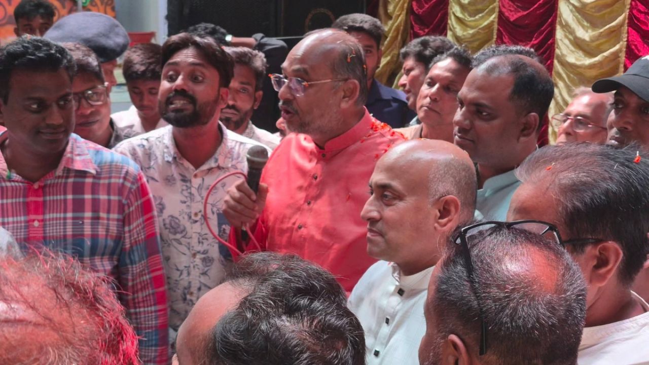 পূজা মণ্ডপ পরিদর্শনে অর্থ উপদেষ্টা ও স্থানীয় সংসদ সদস্য