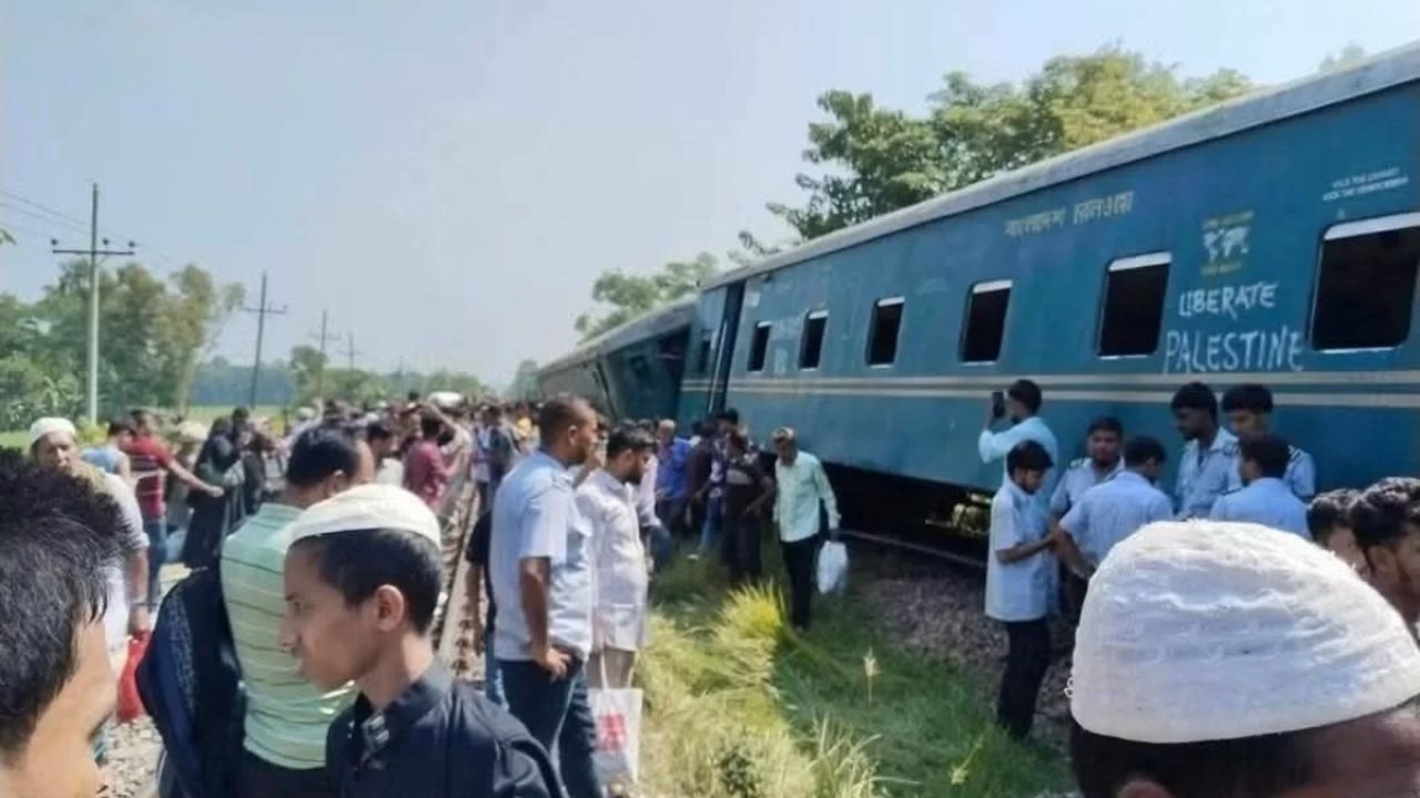 লাকসামে কর্ণফুলী কমিউটারের ইঞ্জিন ও তিন বগি লাইনচ্যুত