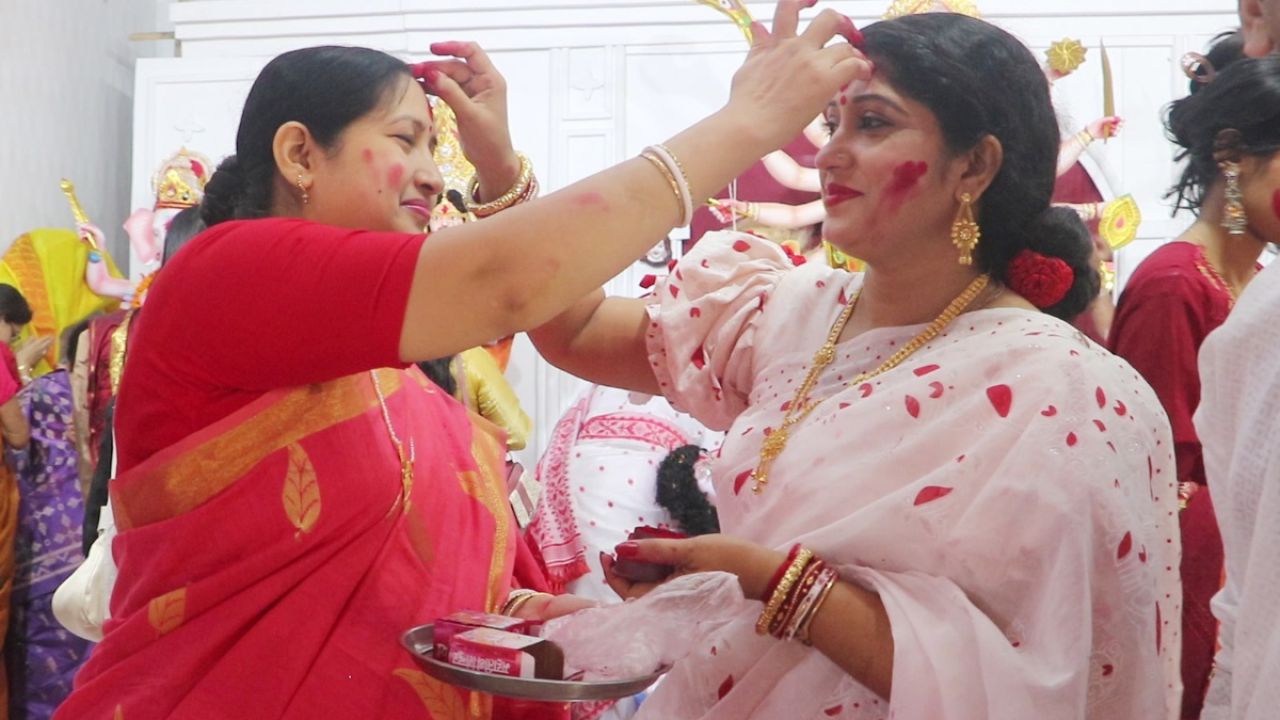 বিদায়ের সুর আর সিঁদুর খেলায় মাতোয়ারা নওগাঁর নারীরা