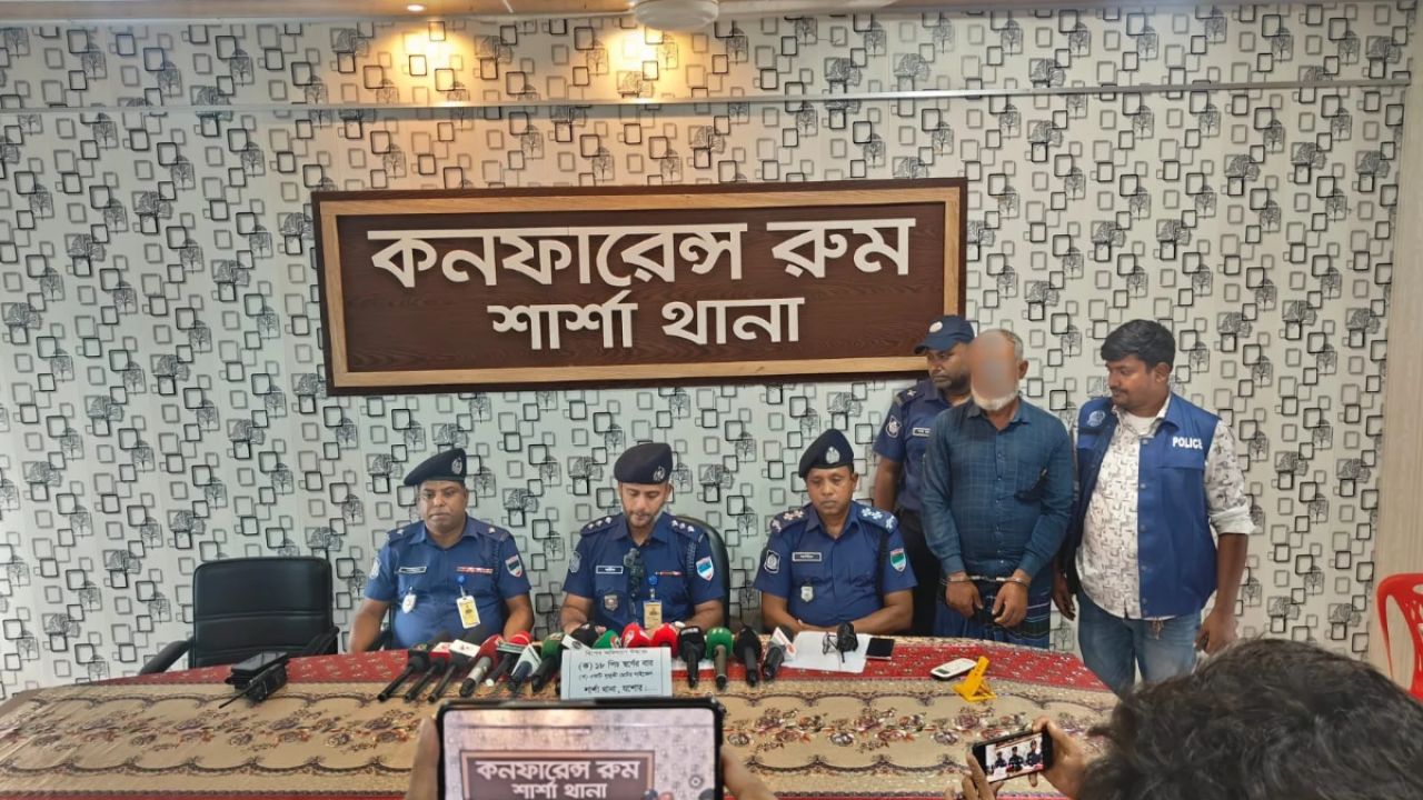 শার্শায় কোটি টাকার সোনার বারসহ পাচারকারী আটক