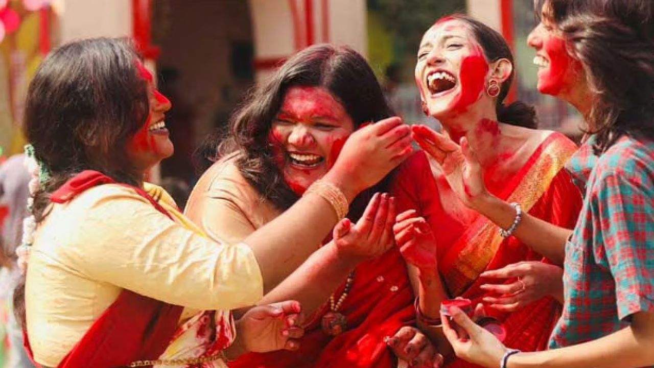 সিঁদুরের আভায় দুর্গার বিদায়, কাঁদলো ভক্তের মন