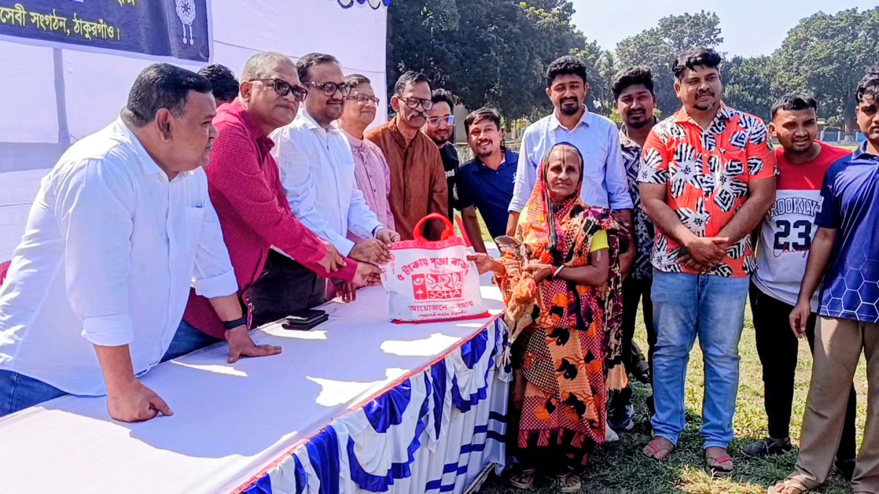 ৫ টাকায় পূজার বাজার, অসহায় মানুষের চোখে আনন্দের অশ্রু