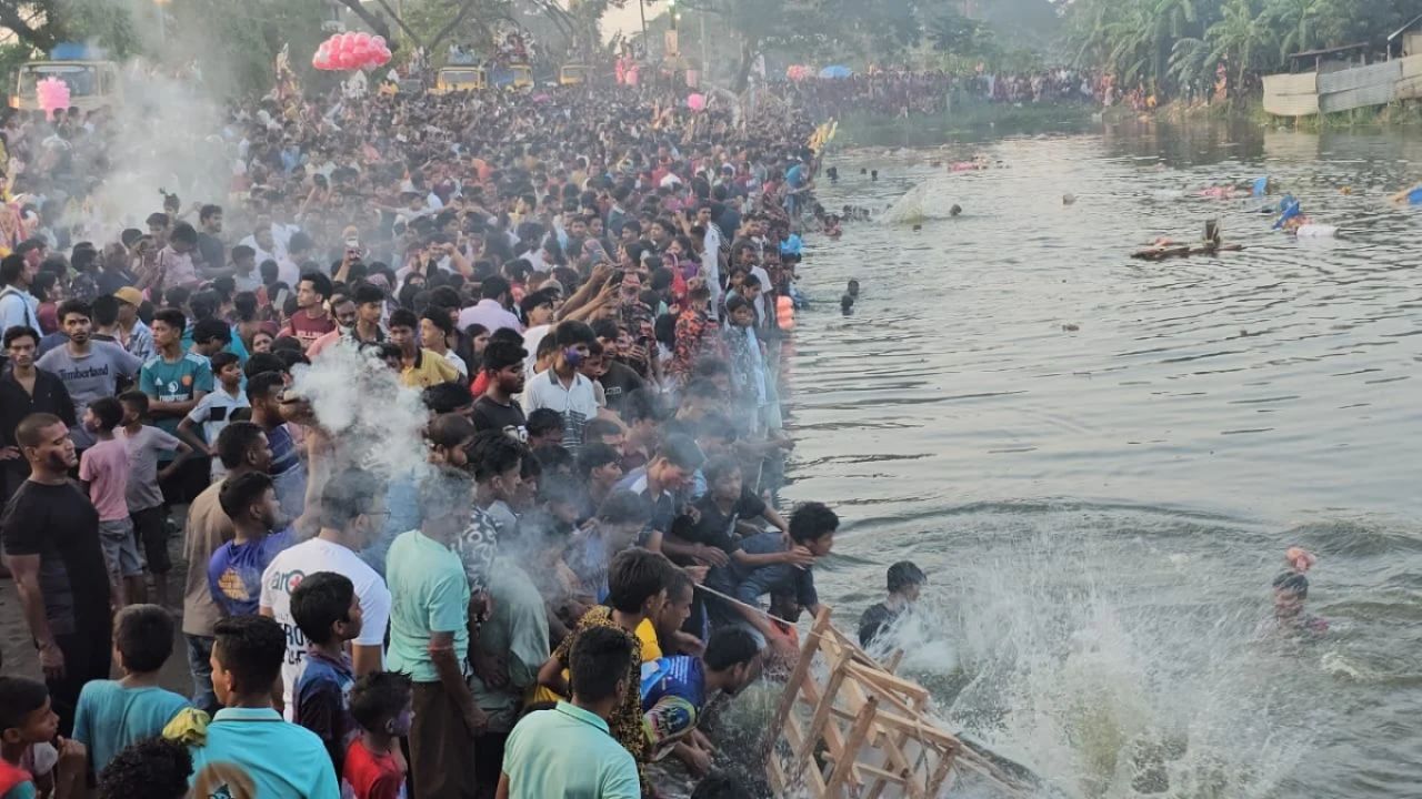 উলুধ্বনি আর ঢাকের বাদ্যে ফেনীতে শেষ হলো দুর্গাপূজা
