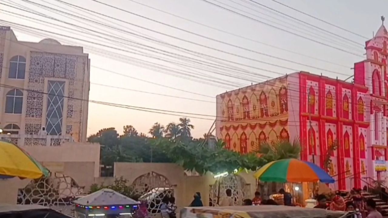 ফরিদপুরে দুই মণ্ডপের মাঝে মসজিদ, সম্প্রীতির মডেল