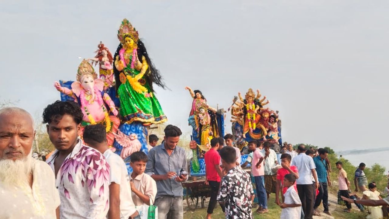 নিজ নিজ সীমানায় বিসর্জন, এবারও মিলল না ইছামতীর দুই পার