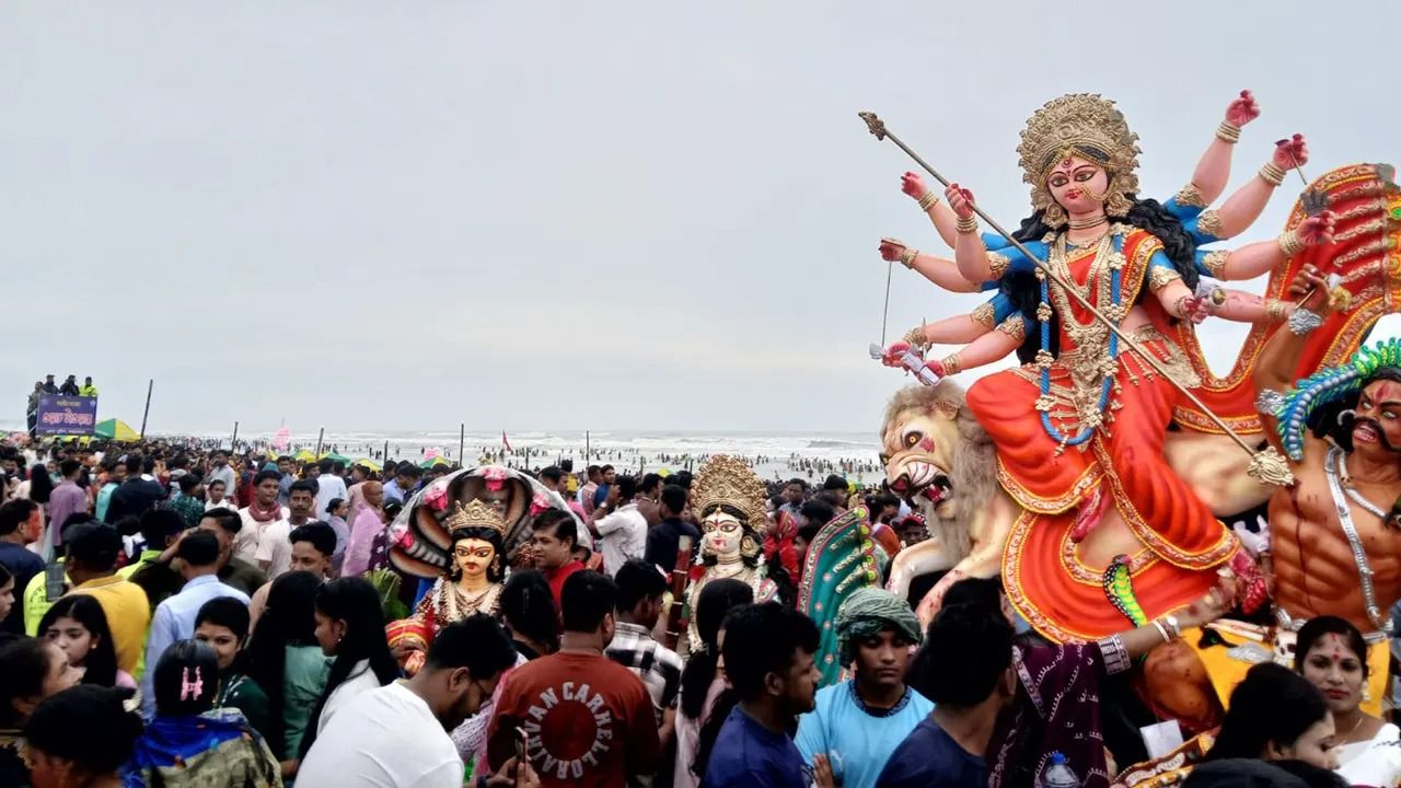 কক্সবাজার সৈকতে মানুষের ঢল, প্রতিমা বিসর্জনে শেষ হলো দুর্গাপূজা