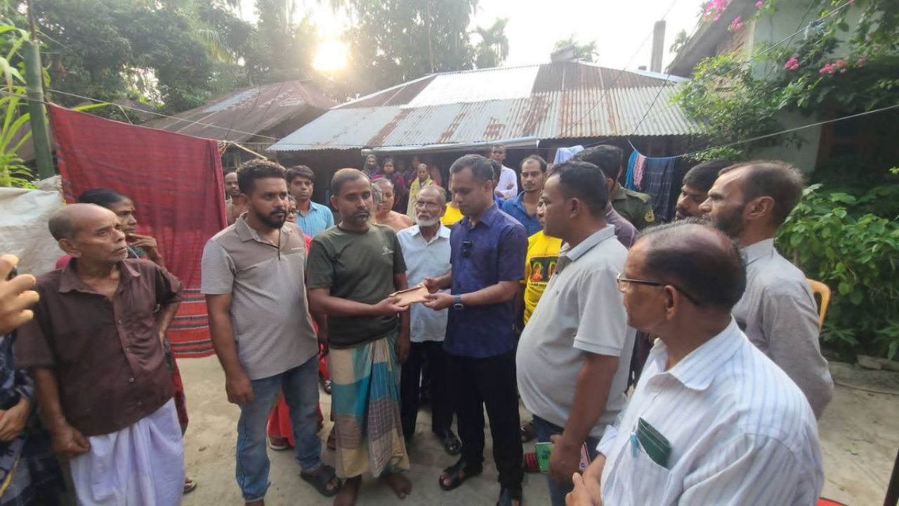 পূজা দেখে ফেরার পথে ট্রলারডুবিতে মা-মেয়ে নিহত, শোকস্তব্ধ পরিবার